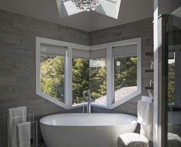 7_See How Chandeliers can Illuminate your Bathroom_elena-calabrese-design-decor-portfolio-interiors-contemporary-bathroom