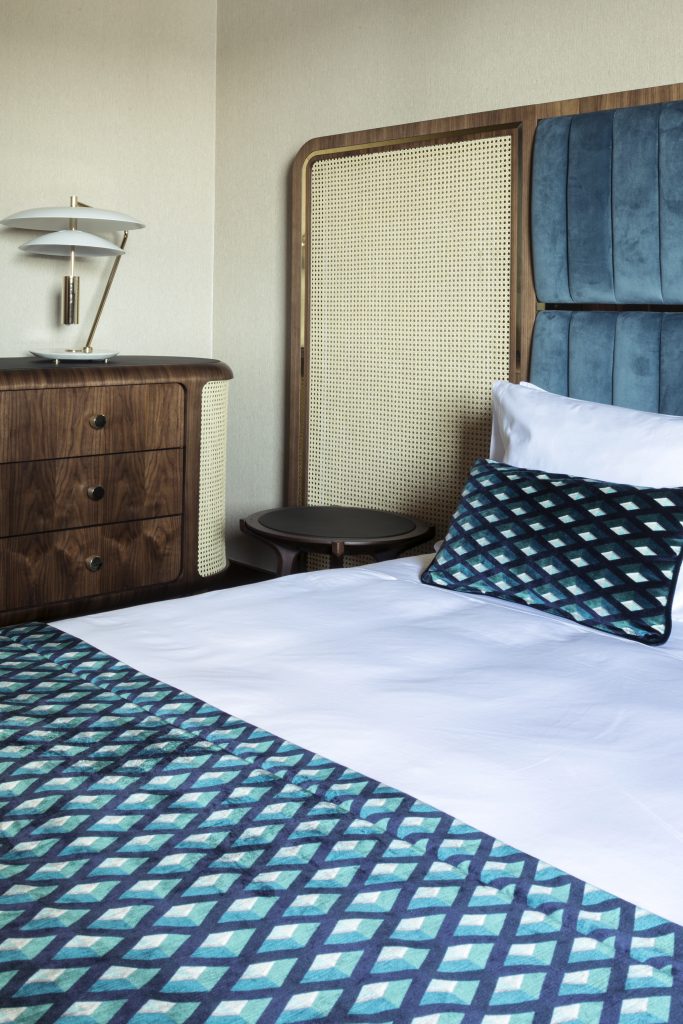 Hot This Week ? Exclusive New Pictures of Mid-Century Covet Valley